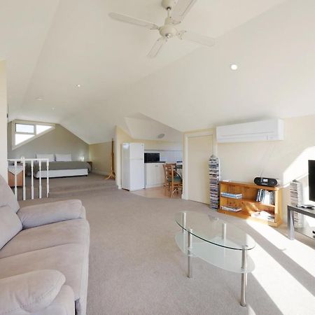Logans Beach Apartments - The Loft วอร์นามบูล ภายนอก รูปภาพ