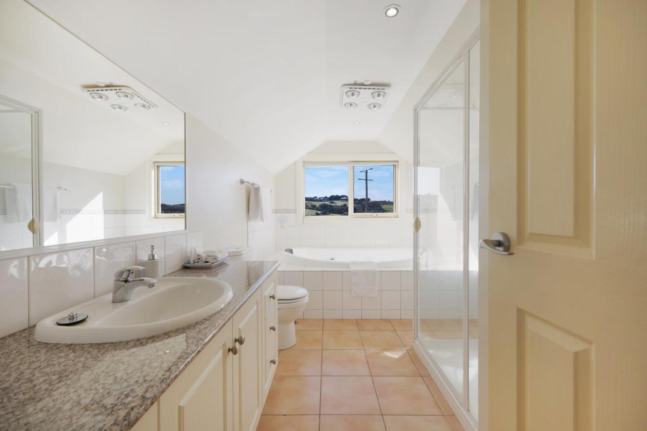 Logans Beach Apartments - The Loft วอร์นามบูล ภายนอก รูปภาพ